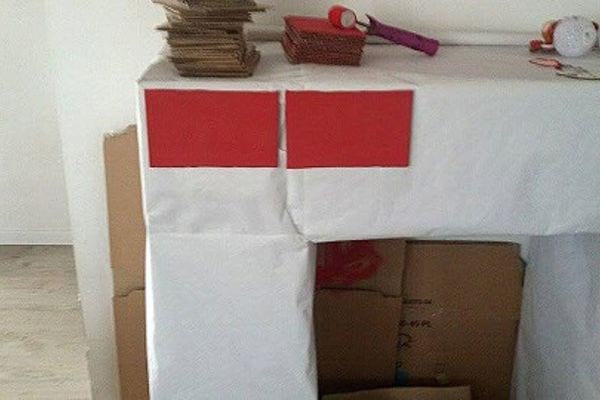 Une partie de la structure de la fausse cheminée blanche