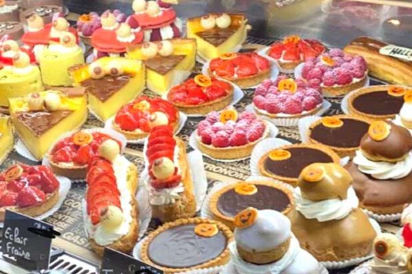 Des pâtisseries dans une vitrine de boulangerie