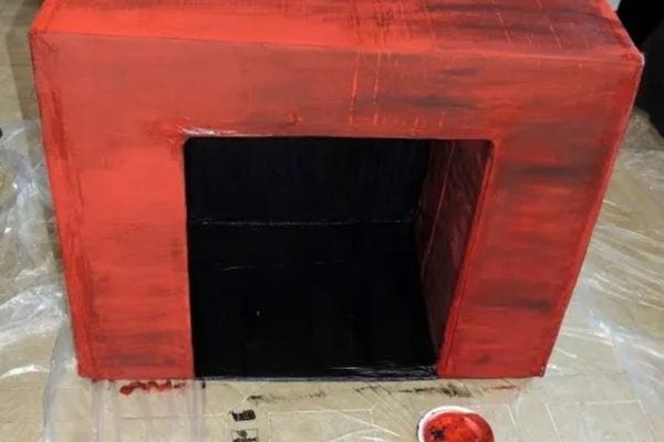 Un rectangle de fausse cheminée avec de la peinture marron