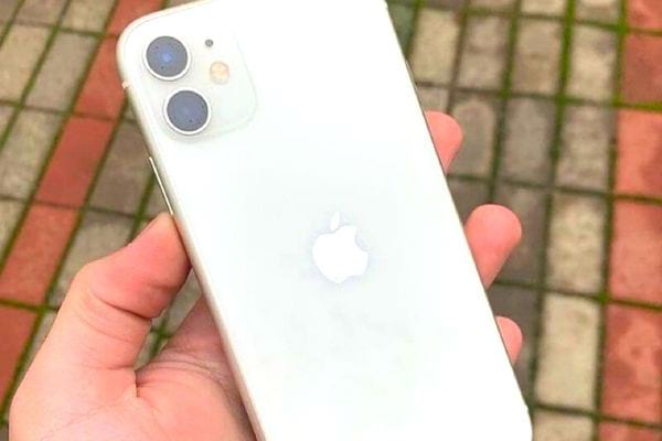 Une personne tenant un iPhone blanc