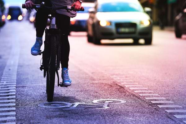 Une personne faisant du vélo