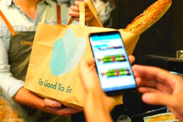 Une personne récupérant sa commande Too Good To Go