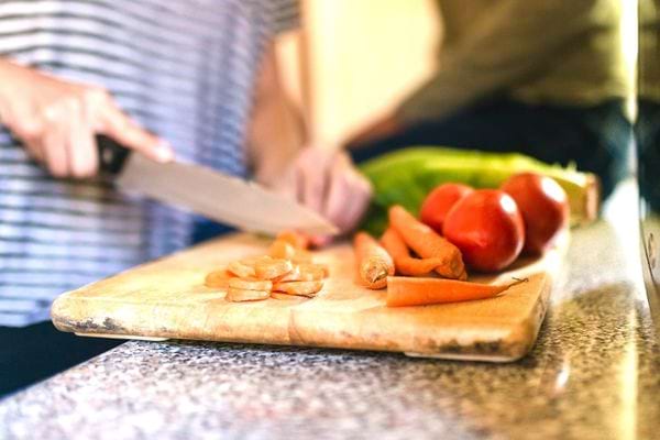 Une personne faisant à manger