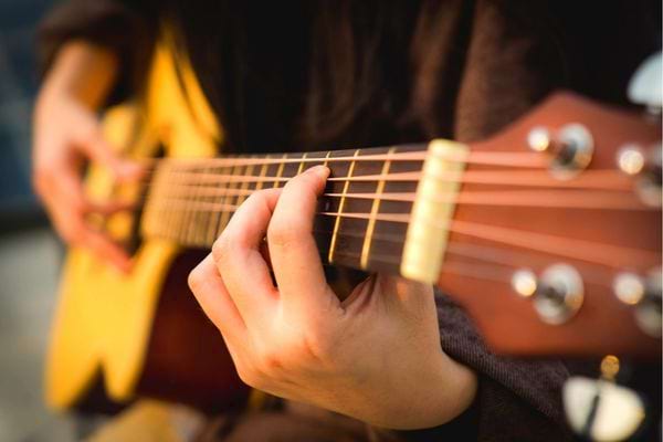 Une personne jouant de la guitare
