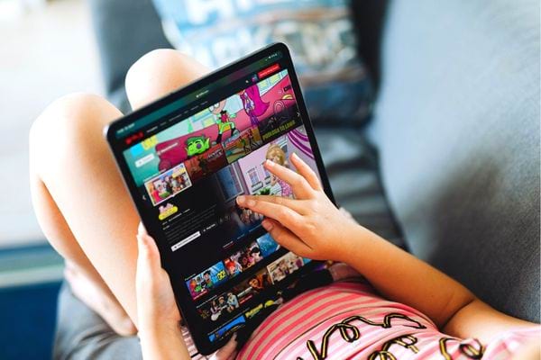 Une petite fille sur sa tablette
