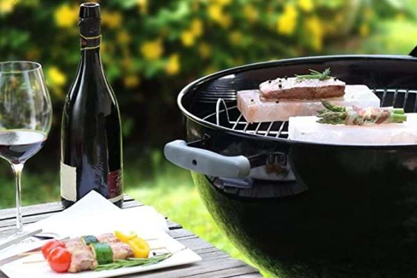 Une pierre de sel de l'Himalaya pour cuire viandes et poissons sur un barbecue