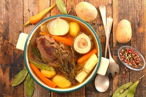 Eau de cuisson des pâtes pour cuire les plats en sauce dans une casserole 