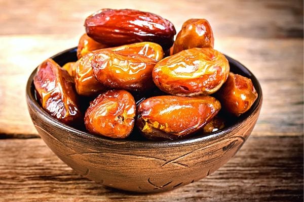 Des dattes dans un bol qui aident à réduire les douleurs de l’accouchement