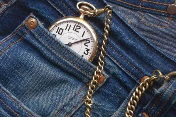 montre à gousset dans la petite poche du jeans