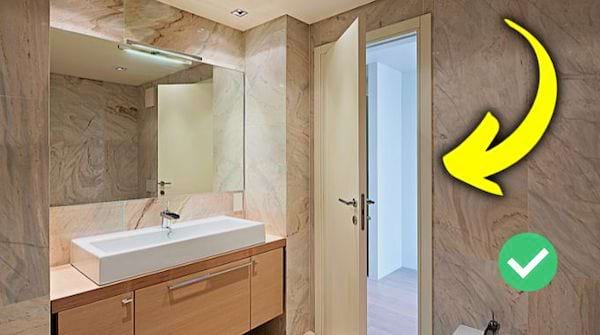 Une porte de salle de bain ouverte 