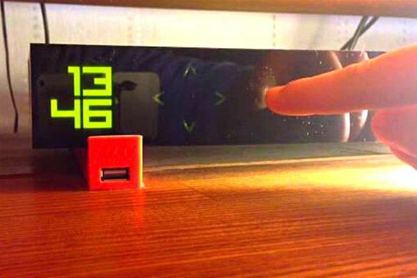 Une personne redémarrant sa box