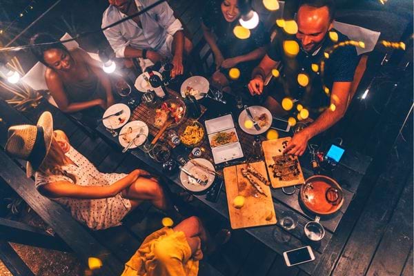 Un repas entre amis vu d'en haut