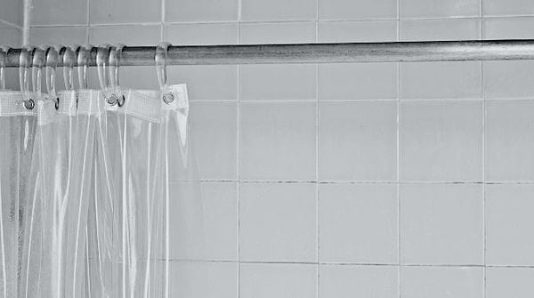 Un rideau de douche ouvert