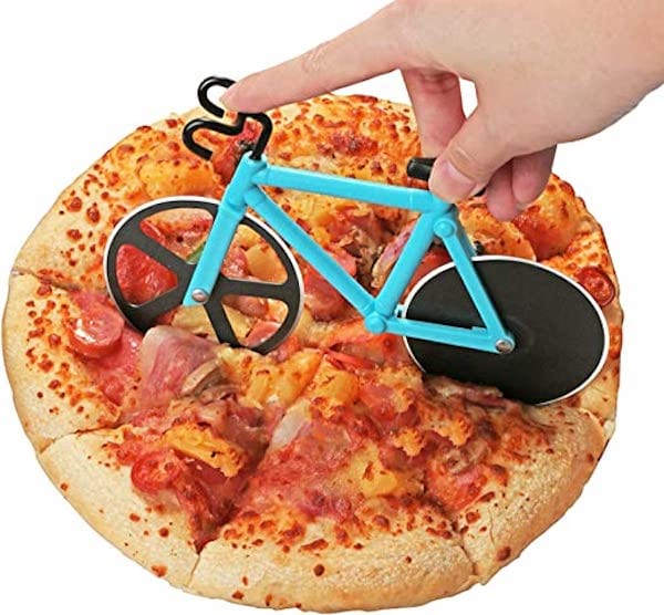 Une roulette à pizza en forme de vélo bleu