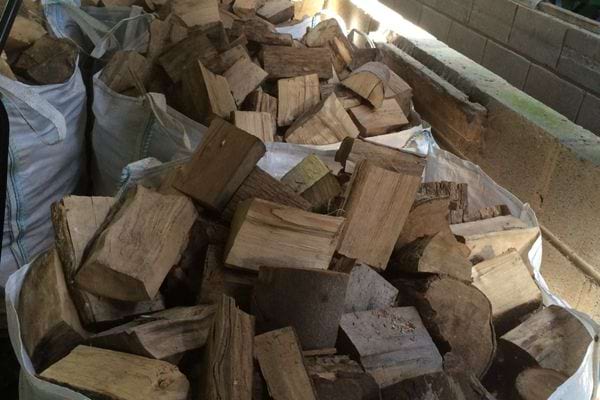 Plusieurs sac à bûches blancs