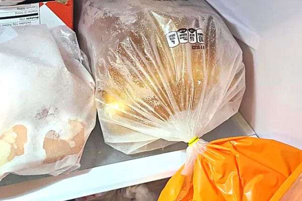 Des sachets de pain de mie au frigo
