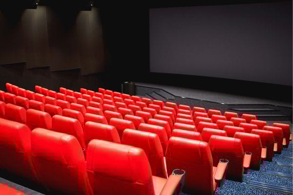 Une salle complètement vide de cinéma