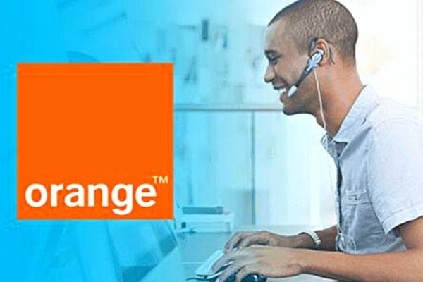 Un homme au téléphone pour le service client d'orange
