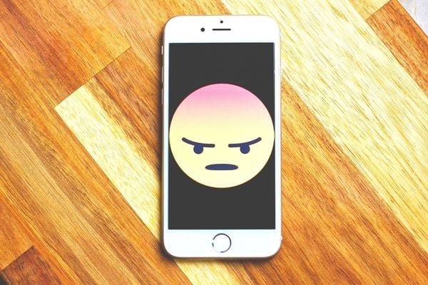 Un smiley énervé dans l'écran d'un smartphone