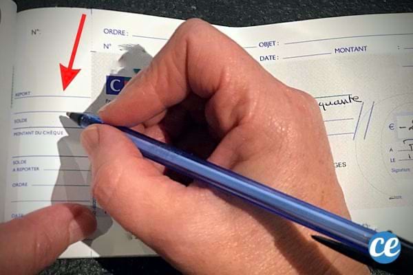 Une personne remplissant le talon du chéquier