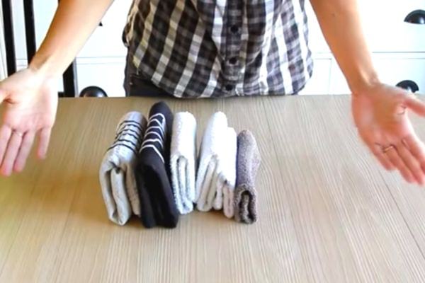 Plusieurs torchons pliés à la verticale