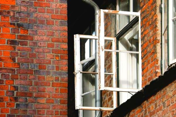Des vantaux de fenêtres usés qui isolent mal la maison
