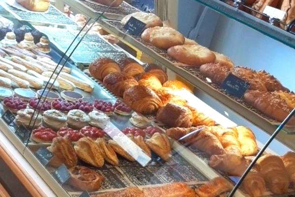 Une vitrine pleine dans une boulangerie