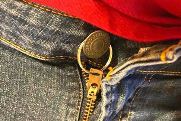 Un anneau de porte-clé qui sert de blocage pour une fermeture éclair endommagée