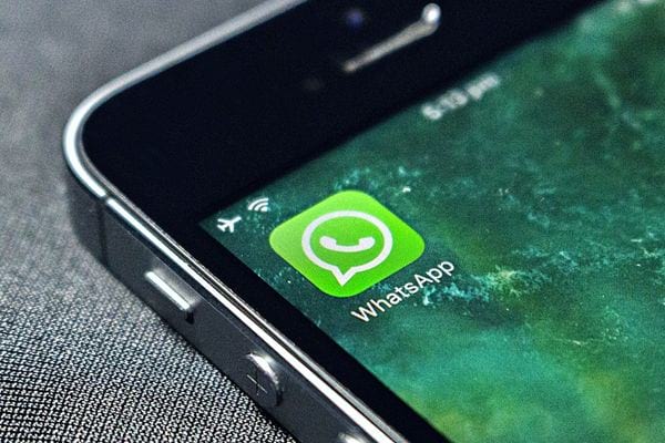 Un iPhone avec son application Whatsapp