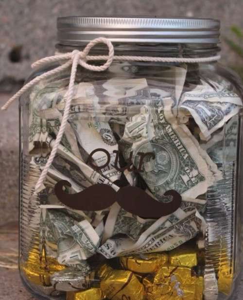Un bocal de confiseries avec plusieurs billets de dollars à l'intérieur 