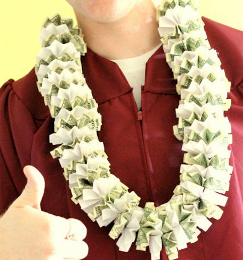 Un homme avec un collier hawaien fait à partir de billet Américain 