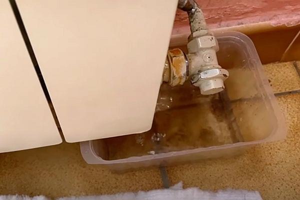 Une barquette transparente sous un radiateur  