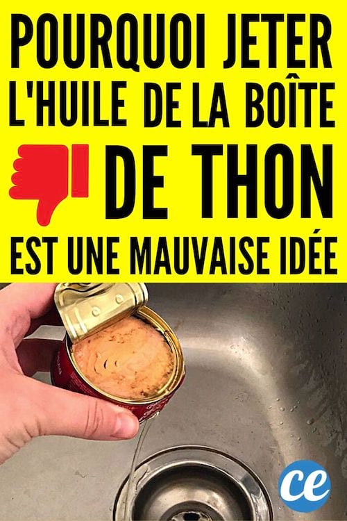 Une personne tenant une boîte de conserve de thon ouverte versant son huile dans un évier