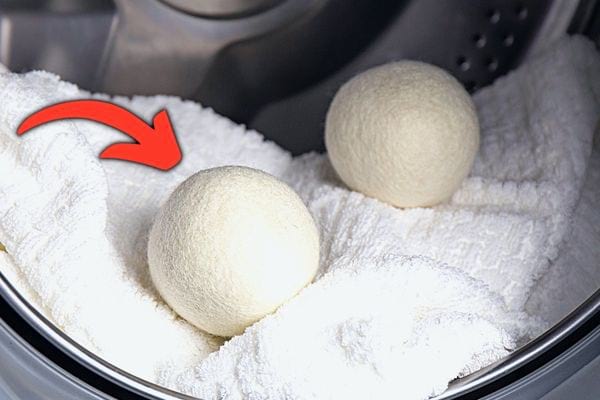 Deux boules de séchage sur une serviette dans un sèche-linge 