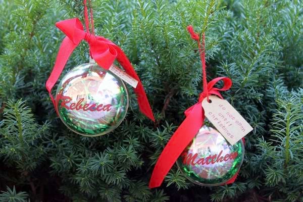 Deux boules de décorations de Noël sur un sapin 