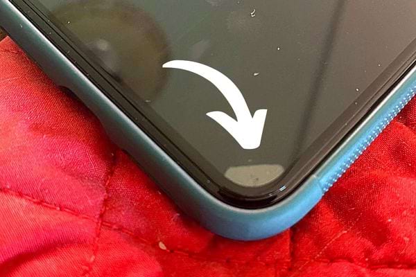 Le coin d'un smartphone avec son verre trempé avec une bulle