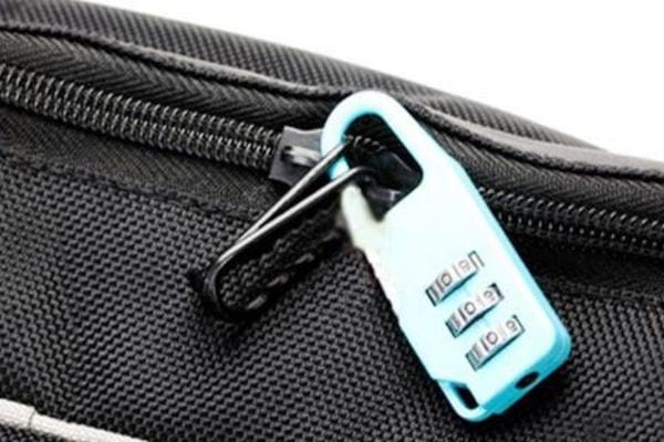 Un cadenas mit dans le trou d'une fermeture éclair