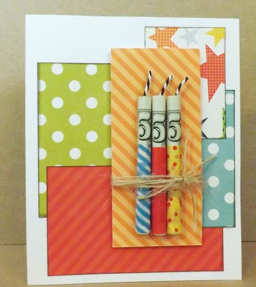 Une carte d'anniversaire avec des bougies faites avec des dollars 