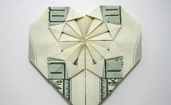 Un coeur en origami fait avec des billets Américains