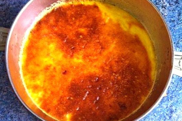 Une crème anglaise qui a été cuisinée à l'ancienne dans un vieux plat de ma grand-mère