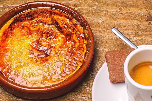 Une crème aux oeufs dans un ramequin sur une table en bois