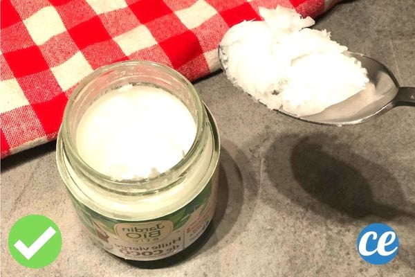 Une cuillère à soupe avec de l'huile de coco à l'intérieur 
