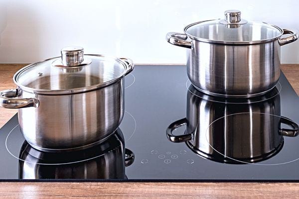 Deux casseroles sur une plaque de cuisson
