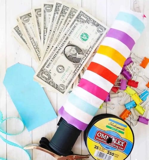 Un atelier avec des dollars et un parapluie fermé 