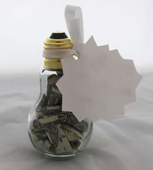 Plusieurs dollars qui sont introduits dans une ampoule 