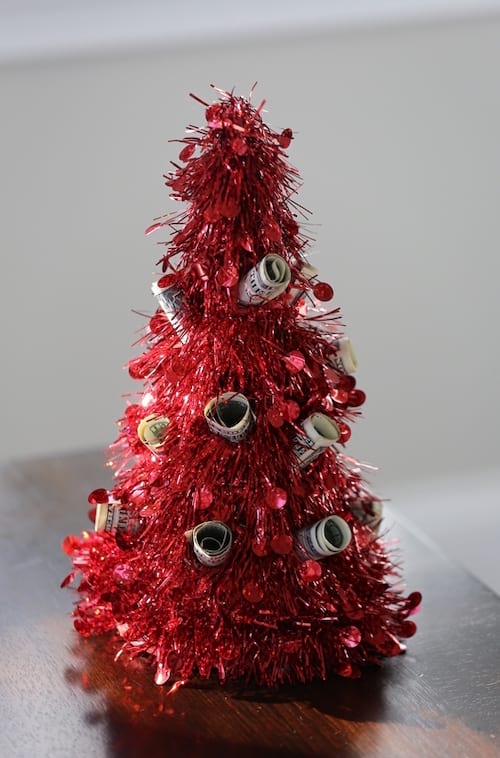 Des dollars sur un arbre de Noël rouge