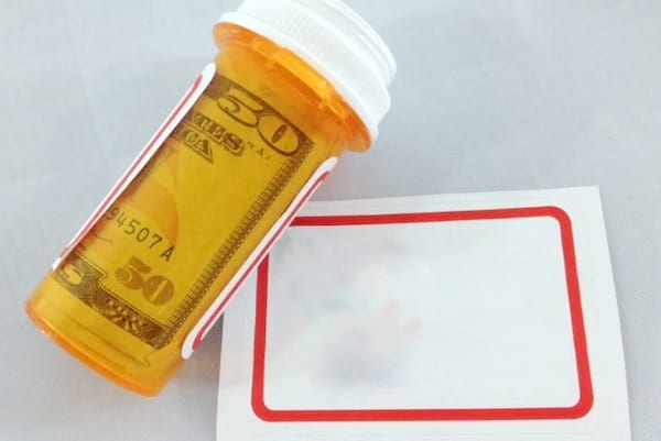 Un billet de dollar dans une boîte de médicament jaune 