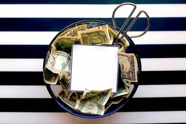 Plusieurs dollars dans un bol avec un genre de salade 