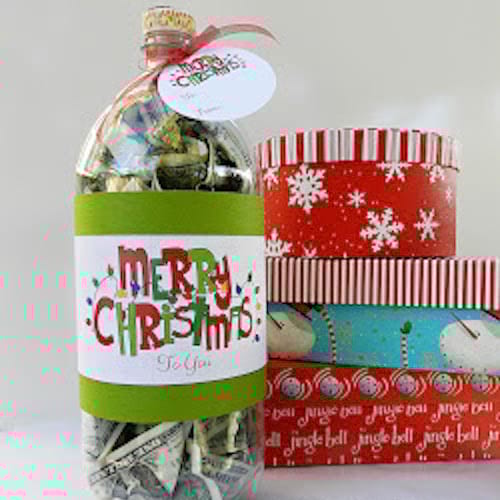 Des dollars qui sont à l'intérieur d'une bouteille décorée pour Noël 