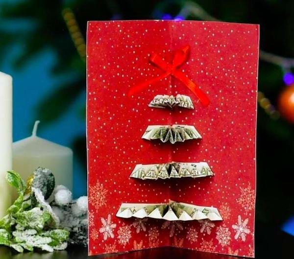 Des dollars qui sont sur une carte rouge de Noël